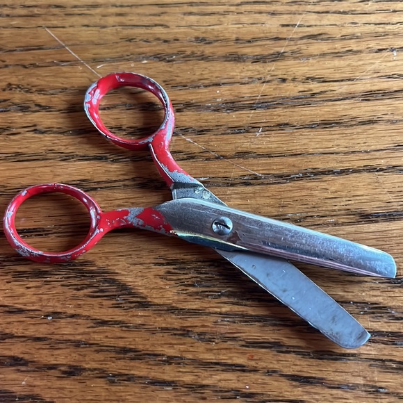 Vintage children’s school scissors, red painted handled blunt end silver tone - Picture 4 of 4